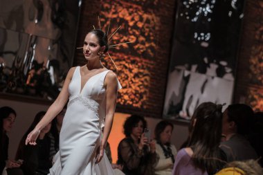 Madrid 'deki Santa Isabel Sarayı' nda Madrid Moda Haftası 'ndaki Atelier Couture gelin podyumu sırasında MANU GARCIA' in eserlerini sergiliyor. 26 Marzo, 2025 İspanya