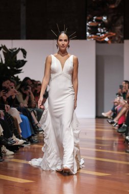 Madrid 'deki Santa Isabel Sarayı' nda Madrid Moda Haftası 'ndaki Atelier Couture gelin podyumu sırasında MANU GARCIA' in eserlerini sergiliyor. 26 Marzo, 2025 İspanya