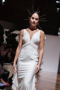 Madrid 'deki Santa Isabel Sarayı' nda Madrid Moda Haftası 'ndaki Atelier Couture gelin podyumu sırasında MANU GARCIA' in eserlerini sergiliyor. 26 Marzo, 2025 İspanya