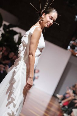 Madrid 'deki Santa Isabel Sarayı' nda Madrid Moda Haftası 'ndaki Atelier Couture gelin podyumu sırasında MANU GARCIA' in eserlerini sergiliyor. 26 Marzo, 2025 İspanya