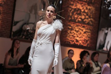 Madrid 'deki Santa Isabel Sarayı' nda Madrid Moda Haftası 'ndaki Atelier Couture gelin podyumu sırasında MANU GARCIA' in eserlerini sergiliyor. 26 Marzo, 2025 İspanya