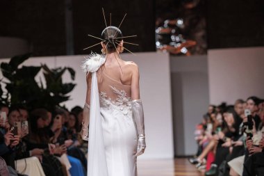 Madrid 'deki Santa Isabel Sarayı' nda Madrid Moda Haftası 'ndaki Atelier Couture gelin podyumu sırasında MANU GARCIA' in eserlerini sergiliyor. 26 Marzo, 2025 İspanya