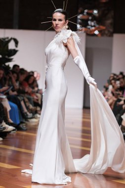 Madrid 'deki Santa Isabel Sarayı' nda Madrid Moda Haftası 'ndaki Atelier Couture gelin podyumu sırasında MANU GARCIA' in eserlerini sergiliyor. 26 Marzo, 2025 İspanya