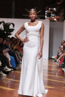 Madrid 'deki Santa Isabel Sarayı' nda Madrid Moda Haftası 'ndaki Atelier Couture gelin podyumu sırasında MANU GARCIA' in eserlerini sergiliyor. 26 Marzo, 2025 İspanya