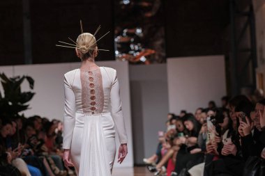 Madrid 'deki Santa Isabel Sarayı' nda Madrid Moda Haftası 'ndaki Atelier Couture gelin podyumu sırasında MANU GARCIA' in eserlerini sergiliyor. 26 Marzo, 2025 İspanya