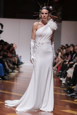 Madrid 'deki Santa Isabel Sarayı' nda Madrid Moda Haftası 'ndaki Atelier Couture gelin podyumu sırasında MANU GARCIA' in eserlerini sergiliyor. 26 Marzo, 2025 İspanya