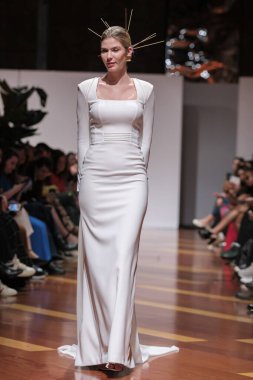 Madrid 'deki Santa Isabel Sarayı' nda Madrid Moda Haftası 'ndaki Atelier Couture gelin podyumu sırasında MANU GARCIA' in eserlerini sergiliyor. 26 Marzo, 2025 İspanya