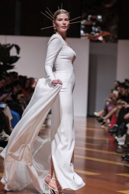 Madrid 'deki Santa Isabel Sarayı' nda Madrid Moda Haftası 'ndaki Atelier Couture gelin podyumu sırasında MANU GARCIA' in eserlerini sergiliyor. 26 Marzo, 2025 İspanya