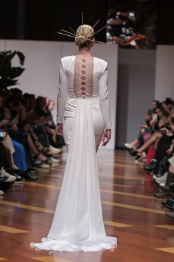 Madrid 'deki Santa Isabel Sarayı' nda Madrid Moda Haftası 'ndaki Atelier Couture gelin podyumu sırasında MANU GARCIA' in eserlerini sergiliyor. 26 Marzo, 2025 İspanya