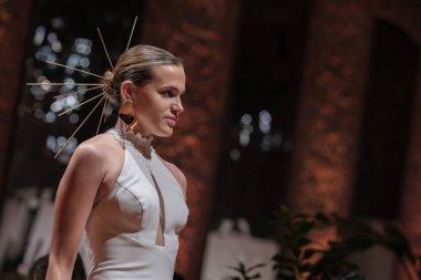 Madrid 'deki Santa Isabel Sarayı' nda Madrid Moda Haftası 'ndaki Atelier Couture gelin podyumu sırasında MANU GARCIA' in eserlerini sergiliyor. 26 Marzo, 2025 İspanya