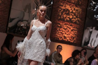 Madrid 'deki Santa Isabel Sarayı' nda Madrid Moda Haftası 'ndaki Atelier Couture gelin podyumu sırasında MANU GARCIA' in eserlerini sergiliyor. 26 Marzo, 2025 İspanya