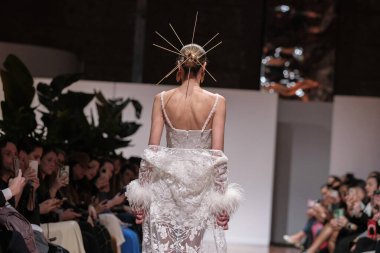 Madrid 'deki Santa Isabel Sarayı' nda Madrid Moda Haftası 'ndaki Atelier Couture gelin podyumu sırasında MANU GARCIA' in eserlerini sergiliyor. 26 Marzo, 2025 İspanya