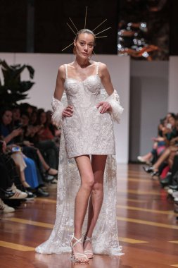 Madrid 'deki Santa Isabel Sarayı' nda Madrid Moda Haftası 'ndaki Atelier Couture gelin podyumu sırasında MANU GARCIA' in eserlerini sergiliyor. 26 Marzo, 2025 İspanya