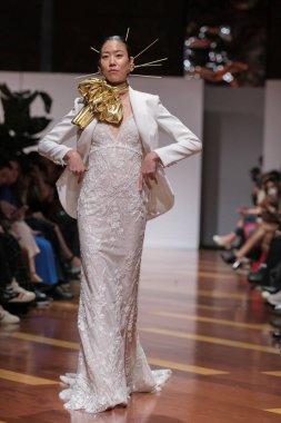 Madrid 'deki Santa Isabel Sarayı' nda Madrid Moda Haftası 'ndaki Atelier Couture gelin podyumu sırasında MANU GARCIA' in eserlerini sergiliyor. 26 Marzo, 2025 İspanya