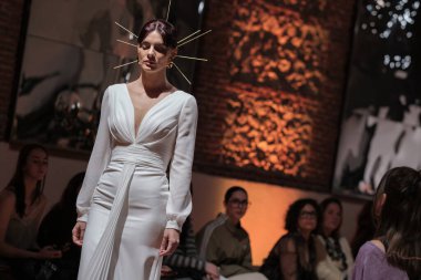Madrid 'deki Santa Isabel Sarayı' nda Madrid Moda Haftası 'ndaki Atelier Couture gelin podyumu sırasında MANU GARCIA' in eserlerini sergiliyor. 26 Marzo, 2025 İspanya