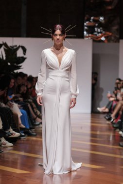 Madrid 'deki Santa Isabel Sarayı' nda Madrid Moda Haftası 'ndaki Atelier Couture gelin podyumu sırasında MANU GARCIA' in eserlerini sergiliyor. 26 Marzo, 2025 İspanya