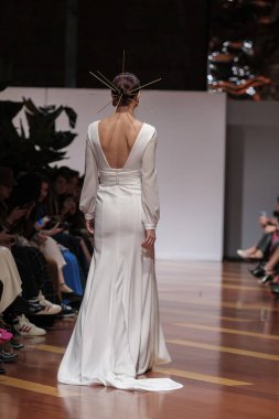 Madrid 'deki Santa Isabel Sarayı' nda Madrid Moda Haftası 'ndaki Atelier Couture gelin podyumu sırasında MANU GARCIA' in eserlerini sergiliyor. 26 Marzo, 2025 İspanya