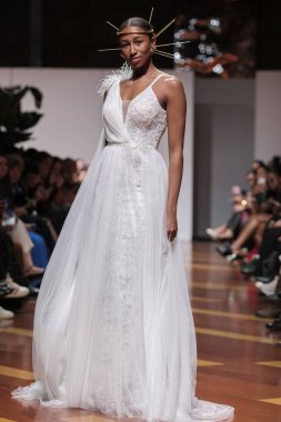 Madrid 'deki Santa Isabel Sarayı' nda Madrid Moda Haftası 'ndaki Atelier Couture gelin podyumu sırasında MANU GARCIA' in eserlerini sergiliyor. 26 Marzo, 2025 İspanya