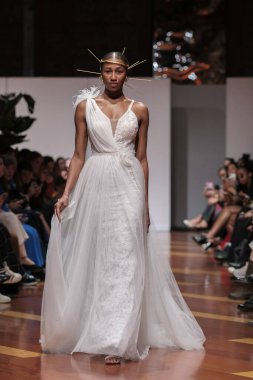 Madrid 'deki Santa Isabel Sarayı' nda Madrid Moda Haftası 'ndaki Atelier Couture gelin podyumu sırasında MANU GARCIA' in eserlerini sergiliyor. 26 Marzo, 2025 İspanya