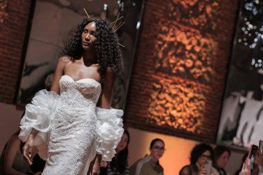 Madrid 'deki Santa Isabel Sarayı' nda Madrid Moda Haftası 'ndaki Atelier Couture gelin podyumu sırasında MANU GARCIA' in eserlerini sergiliyor. 26 Marzo, 2025 İspanya