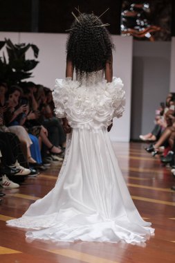 Madrid 'deki Santa Isabel Sarayı' nda Madrid Moda Haftası 'ndaki Atelier Couture gelin podyumu sırasında MANU GARCIA' in eserlerini sergiliyor. 26 Marzo, 2025 İspanya