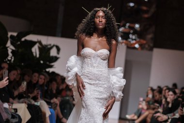 Madrid 'deki Santa Isabel Sarayı' nda Madrid Moda Haftası 'ndaki Atelier Couture gelin podyumu sırasında MANU GARCIA' in eserlerini sergiliyor. 26 Marzo, 2025 İspanya