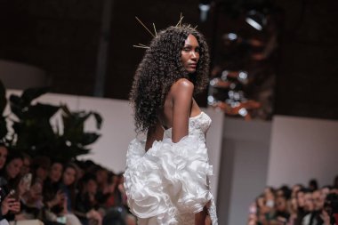 Madrid 'deki Santa Isabel Sarayı' nda Madrid Moda Haftası 'ndaki Atelier Couture gelin podyumu sırasında MANU GARCIA' in eserlerini sergiliyor. 26 Marzo, 2025 İspanya