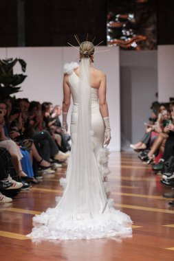 Madrid 'deki Santa Isabel Sarayı' nda Madrid Moda Haftası 'ndaki Atelier Couture gelin podyumu sırasında MANU GARCIA' in eserlerini sergiliyor. 26 Marzo, 2025 İspanya