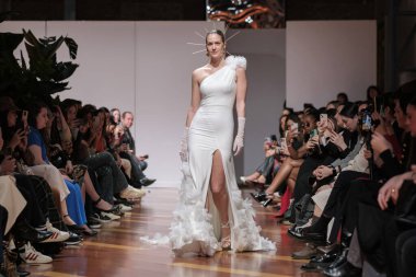 Madrid 'deki Santa Isabel Sarayı' nda Madrid Moda Haftası 'ndaki Atelier Couture gelin podyumu sırasında MANU GARCIA' in eserlerini sergiliyor. 26 Marzo, 2025 İspanya