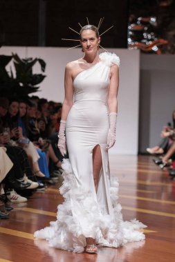 Madrid 'deki Santa Isabel Sarayı' nda Madrid Moda Haftası 'ndaki Atelier Couture gelin podyumu sırasında MANU GARCIA' in eserlerini sergiliyor. 26 Marzo, 2025 İspanya