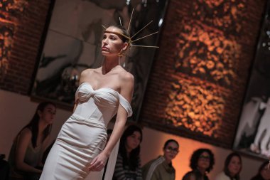 Madrid 'deki Santa Isabel Sarayı' nda Madrid Moda Haftası 'ndaki Atelier Couture gelin podyumu sırasında MANU GARCIA' in eserlerini sergiliyor. 26 Marzo, 2025 İspanya
