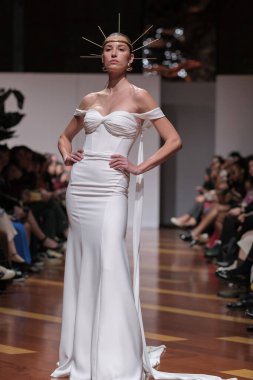 Madrid 'deki Santa Isabel Sarayı' nda Madrid Moda Haftası 'ndaki Atelier Couture gelin podyumu sırasında MANU GARCIA' in eserlerini sergiliyor. 26 Marzo, 2025 İspanya