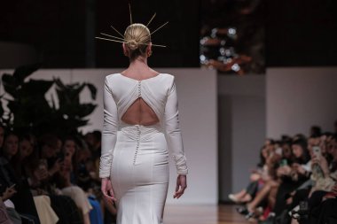 Madrid 'deki Santa Isabel Sarayı' nda Madrid Moda Haftası 'ndaki Atelier Couture gelin podyumu sırasında MANU GARCIA' in eserlerini sergiliyor. 26 Marzo, 2025 İspanya