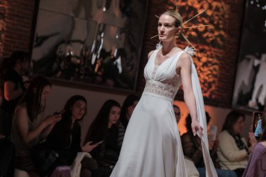 Madrid 'deki Santa Isabel Sarayı' nda Madrid Moda Haftası 'ndaki Atelier Couture gelin podyumu sırasında MANU GARCIA' in eserlerini sergiliyor. 26 Marzo, 2025 İspanya