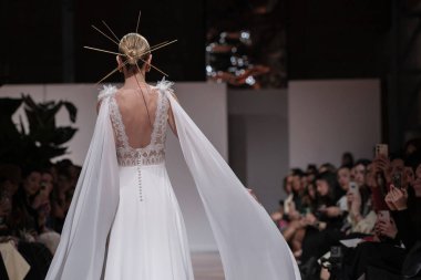 Madrid 'deki Santa Isabel Sarayı' nda Madrid Moda Haftası 'ndaki Atelier Couture gelin podyumu sırasında MANU GARCIA' in eserlerini sergiliyor. 26 Marzo, 2025 İspanya