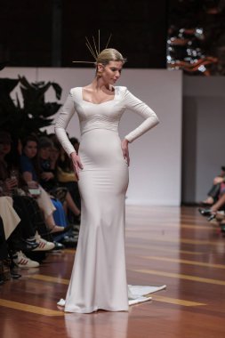 Madrid 'deki Santa Isabel Sarayı' nda Madrid Moda Haftası 'ndaki Atelier Couture gelin podyumu sırasında MANU GARCIA' in eserlerini sergiliyor. 26 Marzo, 2025 İspanya