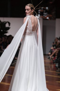 Madrid 'deki Santa Isabel Sarayı' nda Madrid Moda Haftası 'ndaki Atelier Couture gelin podyumu sırasında MANU GARCIA' in eserlerini sergiliyor. 26 Marzo, 2025 İspanya