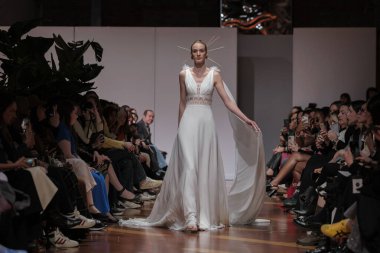 Madrid 'deki Santa Isabel Sarayı' nda Madrid Moda Haftası 'ndaki Atelier Couture gelin podyumu sırasında MANU GARCIA' in eserlerini sergiliyor. 26 Marzo, 2025 İspanya