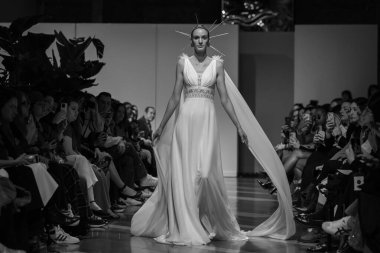 Madrid 'deki Santa Isabel Sarayı' nda Madrid Moda Haftası 'ndaki Atelier Couture gelin podyumu sırasında MANU GARCIA' in eserlerini sergiliyor. 26 Marzo, 2025 İspanya