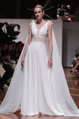 Madrid 'deki Santa Isabel Sarayı' nda Madrid Moda Haftası 'ndaki Atelier Couture gelin podyumu sırasında MANU GARCIA' in eserlerini sergiliyor. 26 Marzo, 2025 İspanya