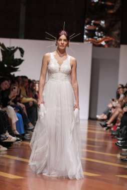 Madrid 'deki Santa Isabel Sarayı' nda Madrid Moda Haftası 'ndaki Atelier Couture gelin podyumu sırasında MANU GARCIA' in eserlerini sergiliyor. 26 Marzo, 2025 İspanya