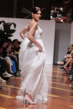 Madrid 'deki Santa Isabel Sarayı' nda Madrid Moda Haftası 'ndaki Atelier Couture gelin podyumu sırasında MANU GARCIA' in eserlerini sergiliyor. 26 Marzo, 2025 İspanya