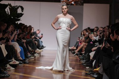 Madrid 'deki Santa Isabel Sarayı' nda Madrid Moda Haftası 'ndaki Atelier Couture gelin podyumu sırasında MANU GARCIA' in eserlerini sergiliyor. 26 Marzo, 2025 İspanya