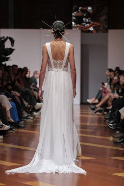 Madrid 'deki Santa Isabel Sarayı' nda Madrid Moda Haftası 'ndaki Atelier Couture gelin podyumu sırasında MANU GARCIA' in eserlerini sergiliyor. 26 Marzo, 2025 İspanya