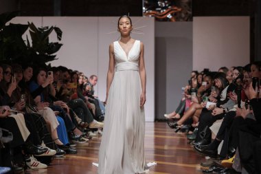 Madrid 'deki Santa Isabel Sarayı' nda Madrid Moda Haftası 'ndaki Atelier Couture gelin podyumu sırasında MANU GARCIA' in eserlerini sergiliyor. 26 Marzo, 2025 İspanya