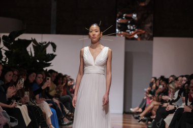 Madrid 'deki Santa Isabel Sarayı' nda Madrid Moda Haftası 'ndaki Atelier Couture gelin podyumu sırasında MANU GARCIA' in eserlerini sergiliyor. 26 Marzo, 2025 İspanya