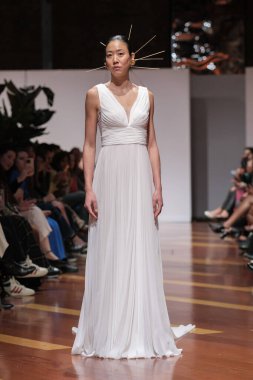 Madrid 'deki Santa Isabel Sarayı' nda Madrid Moda Haftası 'ndaki Atelier Couture gelin podyumu sırasında MANU GARCIA' in eserlerini sergiliyor. 26 Marzo, 2025 İspanya