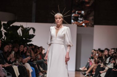 Madrid 'deki Santa Isabel Sarayı' nda Madrid Moda Haftası 'ndaki Atelier Couture gelin podyumu sırasında MANU GARCIA' in eserlerini sergiliyor. 26 Marzo, 2025 İspanya