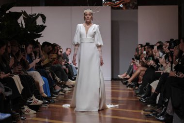 Madrid 'deki Santa Isabel Sarayı' nda Madrid Moda Haftası 'ndaki Atelier Couture gelin podyumu sırasında MANU GARCIA' in eserlerini sergiliyor. 26 Marzo, 2025 İspanya