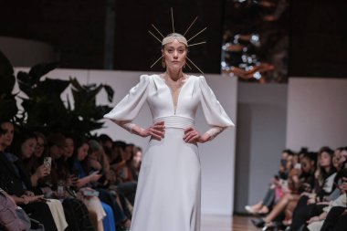 Madrid 'deki Santa Isabel Sarayı' nda Madrid Moda Haftası 'ndaki Atelier Couture gelin podyumu sırasında MANU GARCIA' in eserlerini sergiliyor. 26 Marzo, 2025 İspanya